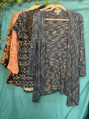 5 Piece Bundle • (1) Cardigan, (4) Tops • Like New